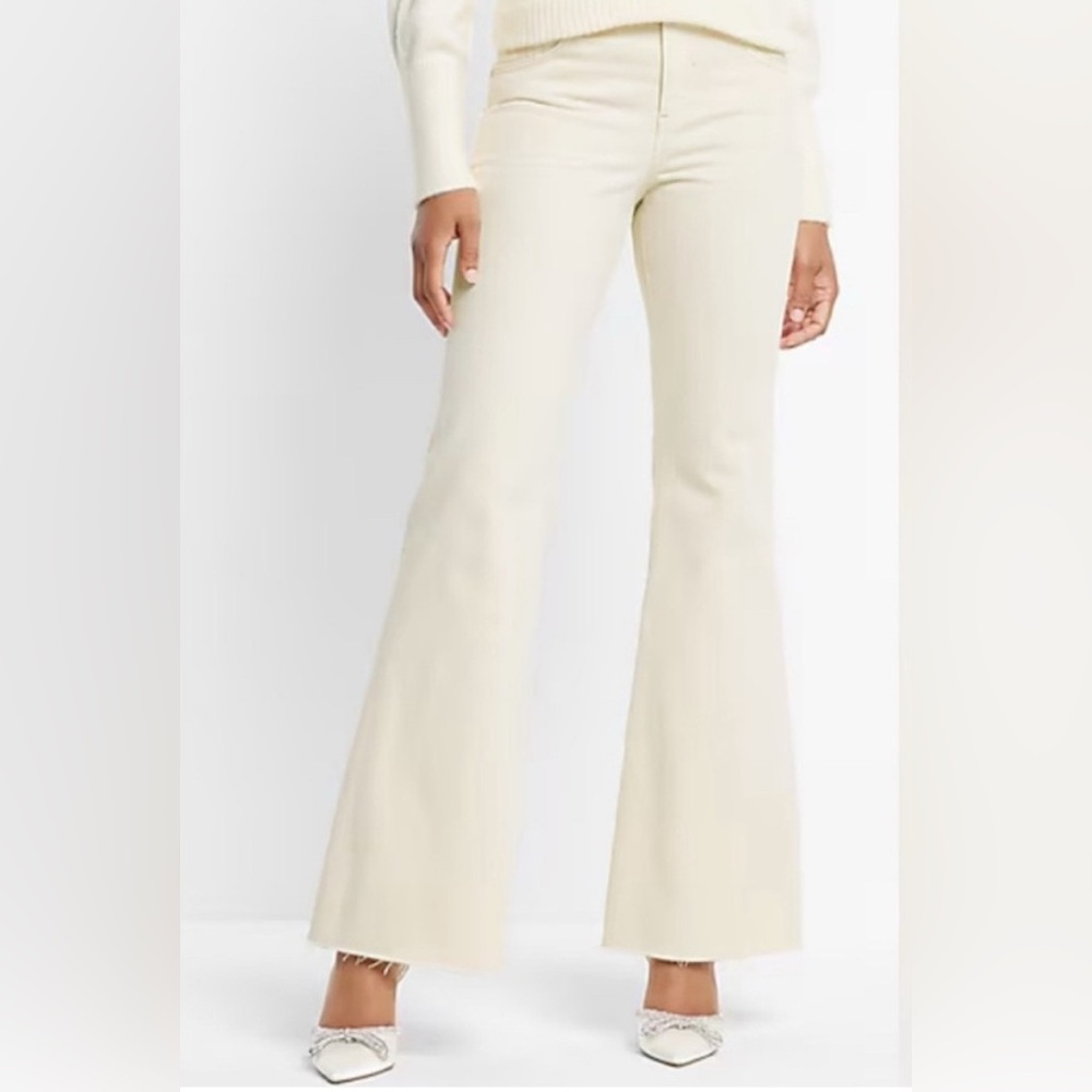 Express 70s Flare Mid Rise Off
White/Cream Jeans; New w/o Tags; Sz 14